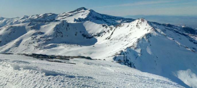 El #ParqueNacionalSierraNevada informa: Cota de nieve 2200 metros en la vertiente norte, 2500 en la sur. Nieve dura y placas de hielo. 
Imprescindibles crampones y piolets y saber utilizarlos!!
<a href="/SNevada_Parque/">Amig@s Sierra Nevada</a>