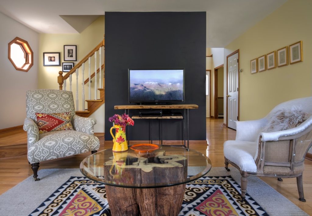 While painting all four walls of a room creates cohesion and unity, sometimes we want to kick it up a notch. Hopefully you adore the color chosen for your walls but if your heart is set on something more, an accent wall can help. Would you create an accent wall? #homedecor