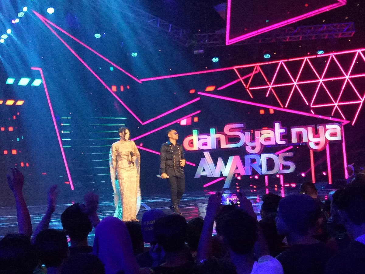 Penampil pertama dalam #dahSyatnyaAwards2018 malam ini adalah DUET antara Judika dan Via Vallen 😍
Cocok gak nih menurut kalian mereka berdua Duet ?
#dahSyatnyaAwards2018