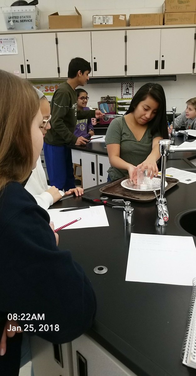 Miss_Physics8's tweet photo. Using a #burningcandle to study the reactants a products of #combustion today. #developingquestions #drawingthesystem #usingmodels #atoms #molecules @YPanasowich https://t.co/L43oVjMJbb