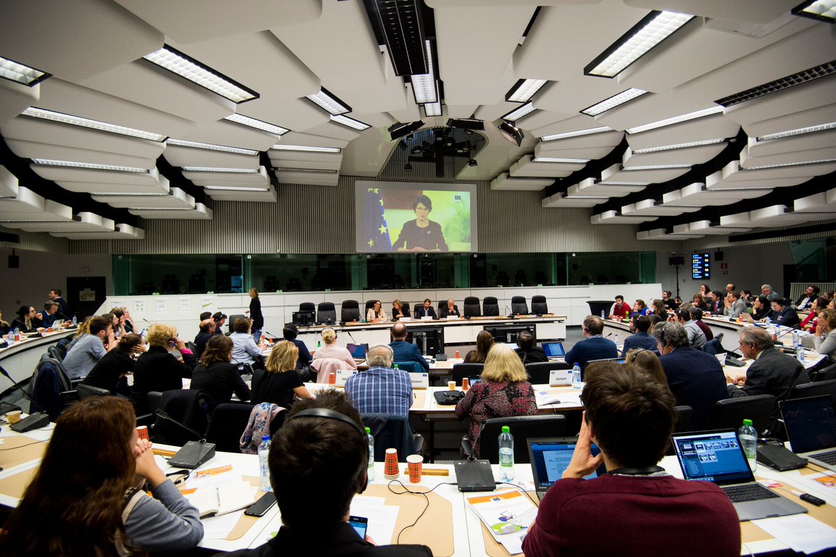 EU_EESC's tweet photo. 40% of migrants are at risk of poverty, 18% are unemployed and 19% leave school early. We have to show solidarity!
We hosted the launch of the new @EU_Commission toolkit on use of #EUfunds for integration of #migrants, read the full text πhttps://t.co/sCvOLbRtdq https://t.co/OXLkoeJCdO