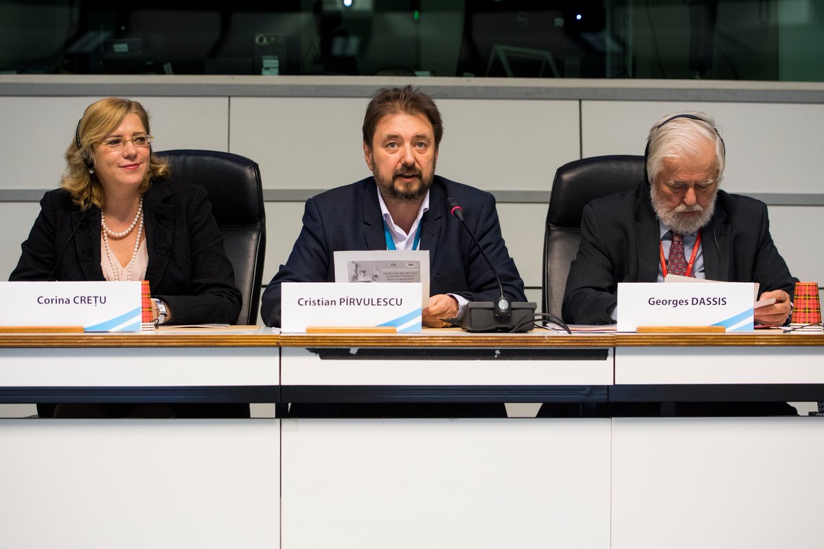 EU_EESC's tweet photo. 40% of migrants are at risk of poverty, 18% are unemployed and 19% leave school early. We have to show solidarity!
We hosted the launch of the new @EU_Commission toolkit on use of #EUfunds for integration of #migrants, read the full text πhttps://t.co/sCvOLbRtdq https://t.co/OXLkoeJCdO