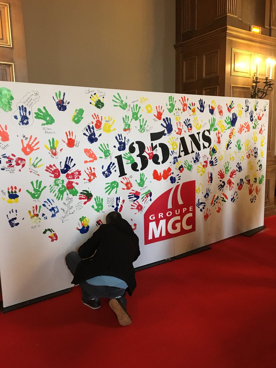 groupeMGC's tweet photo. Cérémonie des vœux du @groupeMGC à la @ciup_fr. Toile réalisée avec les mains de tous les salariés #135ans #solidarite #BonneAnnee2018 https://t.co/7KsfXWCNyh