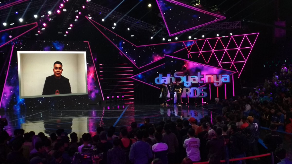 dahSyatMusik's tweet photo. Selamat buat @tulusm telah mendapatkan penghargaan sebagai Solo Pria Terdahsyat #dahSyatnyaAwards2018 https://t.co/ccfe4DU1Dj