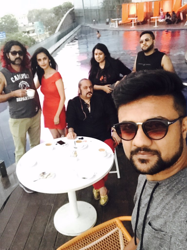 LesleLewis's tweet image. All Set to take #Hyderabad by storm!! LastNite was killer .. Tonite's gonna be better! With my AllStarBand relaxing before the gig over Coffee &amp;amp; Bidis !! The CalmBeforeTheStotm 😎!  #LesleLewisLive @Shure @shuremea @SunInfonetAudio #OkListen  #TurnkeyMusic #ConnectWithTheFans