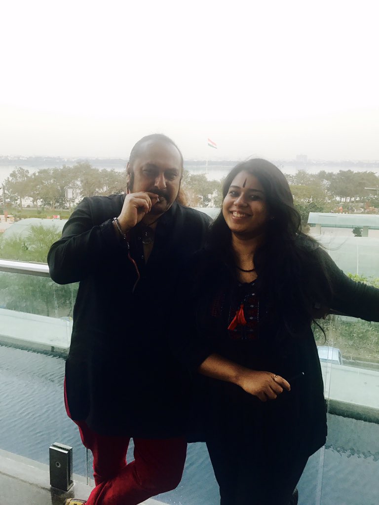 LesleLewis's tweet image. All Set to take #Hyderabad by storm!! LastNite was killer .. Tonite's gonna be better! With my AllStarBand relaxing before the gig over Coffee &amp;amp; Bidis !! The CalmBeforeTheStotm 😎!  #LesleLewisLive @Shure @shuremea @SunInfonetAudio #OkListen  #TurnkeyMusic #ConnectWithTheFans