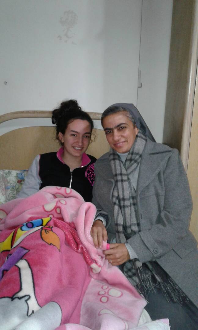 OeuvredOrient's tweet photo. Les victimes blessées par les 2 obus tombés sur l'école Al Riaya à #Damas #Syrie - dont les soins sont pris en charge par l'@OeuvredOrient - avec Sœur Fida, la directrice de l'établissement scolaire https://t.co/0CayMfw4iG