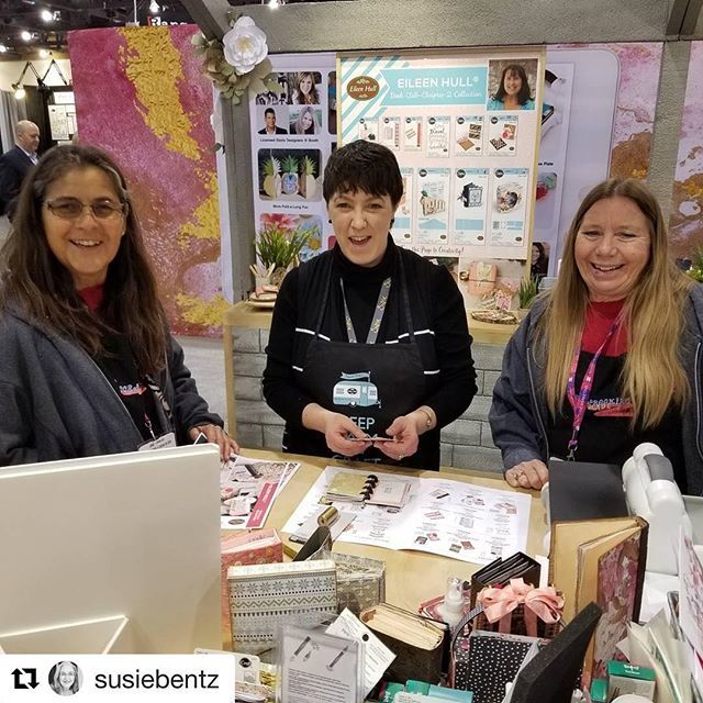 EileenHull's tweet photo. The fabulous @jenny.marples demoing to a crowd at @afci_global #creativation2018 in the @sizzix booth! #Repost @susiebentz
#creativation18 #diy #makersgottamake #traveljournal #mixedmedia https://t.co/HyFmJbqUQP https://t.co/phKCMcUwKD