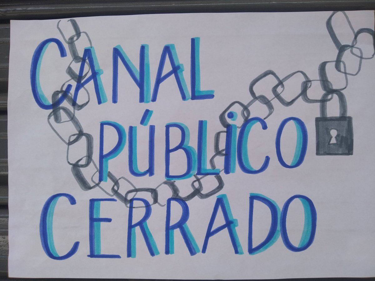 asambleacanal's tweet photo. Los carteles en las persianas bajas del Canal de la Ciudad. 9 días con el Canal cerrado. 24 despidos arbitrarios y temor por que sean más. Basta de #DespidosEnElCanalDeLaCiudad #reincorporaciónYA https://t.co/un9oGNtZzb