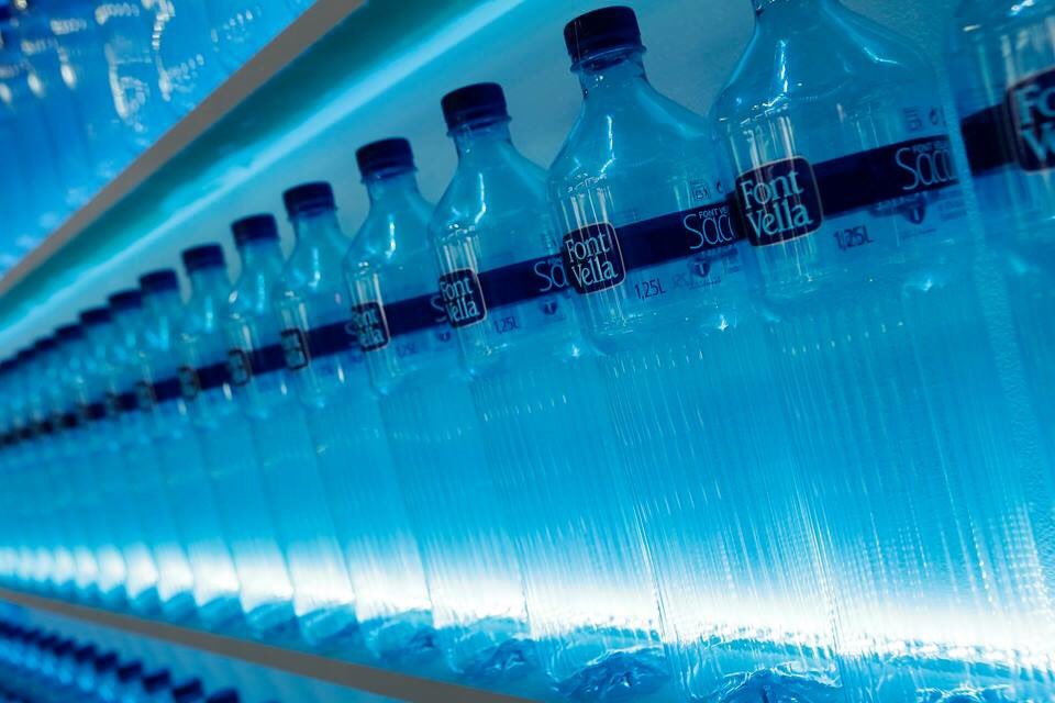 AguaFontVella's tweet photo. Entre desfile y desfile qué mejor que hidratarse con una refreshing session en nuestro #runwayBar @MBFWMadrid. #FontVellaPremium #FontVellaTeInspira https://t.co/6dBi4RIlgN
