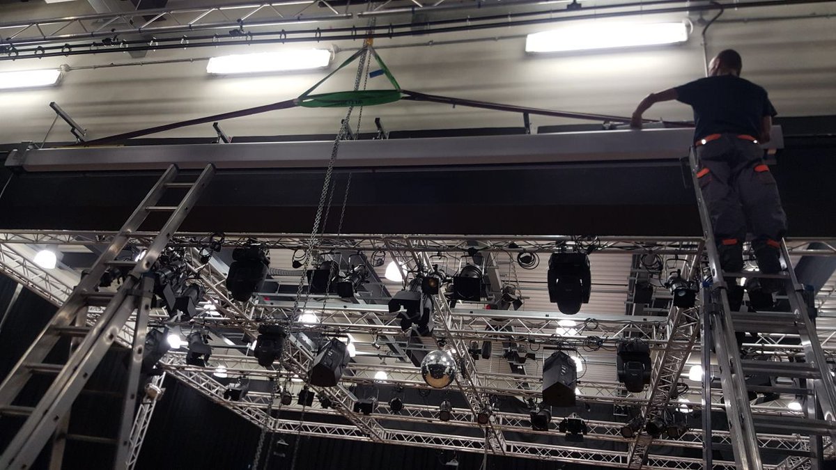 MidKentCollege's tweet photo. Our #Medway Campus has been having a new 6m electric fitted courtesy of the professional team at @CDEC_Ltd ensuring our theatre has the latest tech. #audiovisual #theatre #bigscreen https://t.co/QptGBGsQse