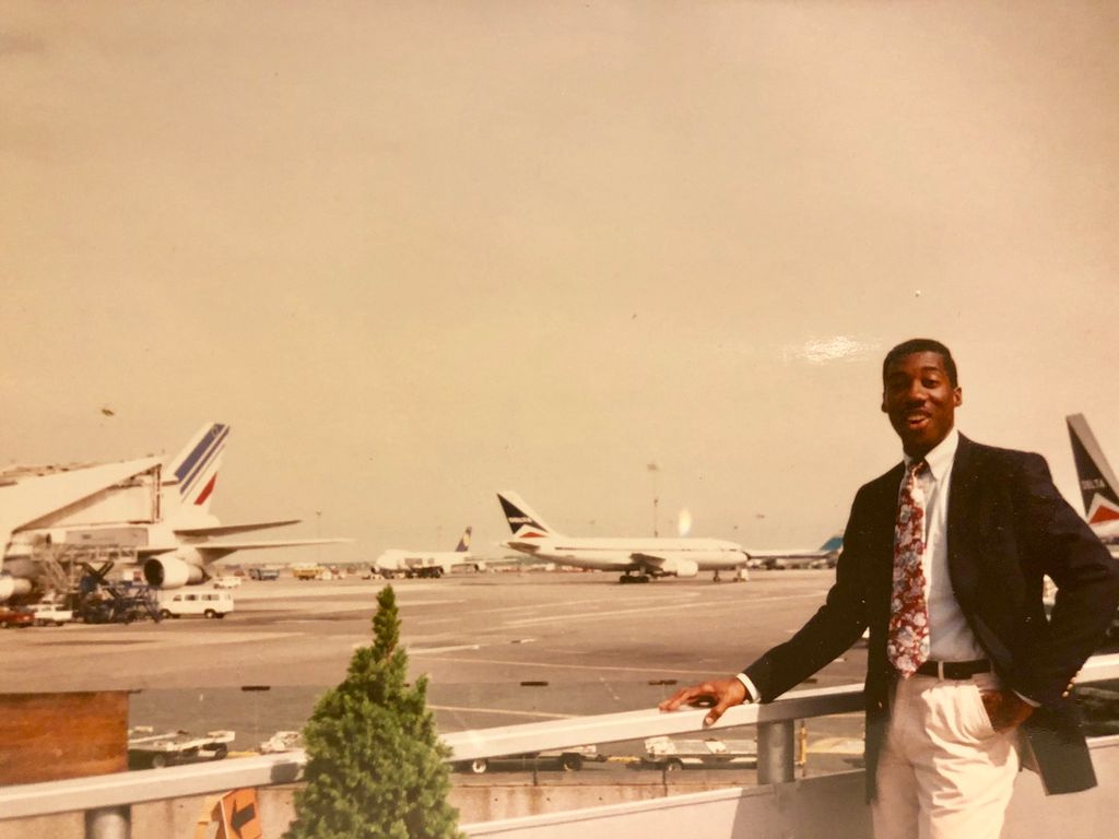 airlineguys's tweet photo. Remember when passengers used to dress up to fly? Yeah, that lasted a lot longer for nonrevs. c early 1990s #TBT https://t.co/1ExBlzmpGO
