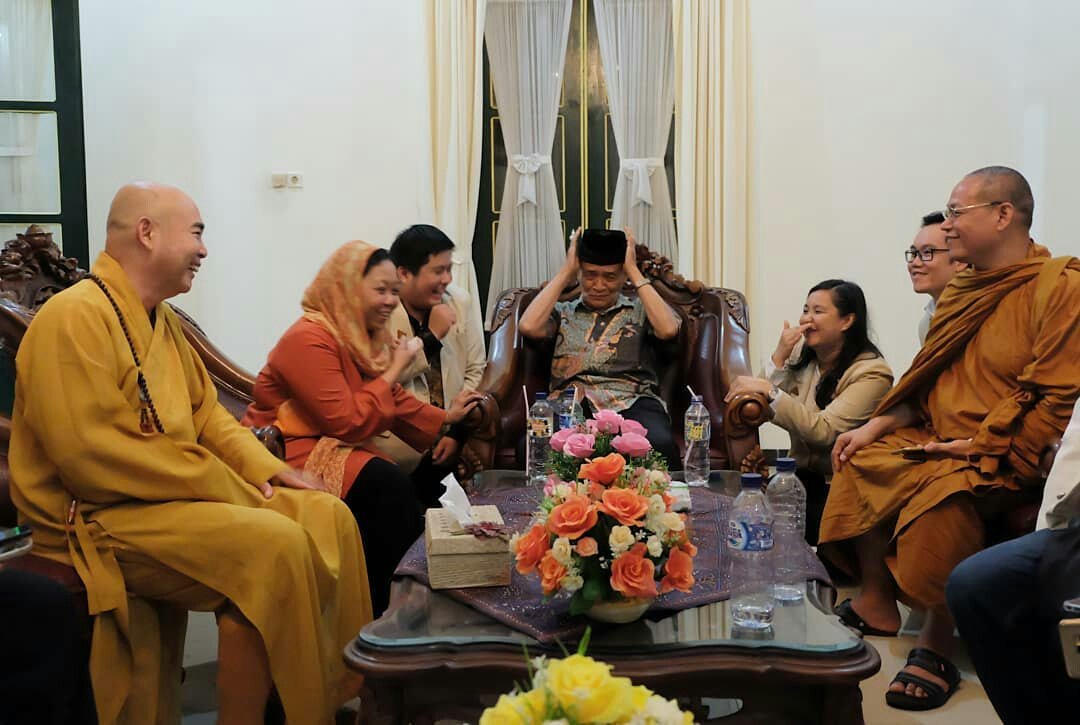 AlissaWahid's tweet image. Sukacita, damai, saling hormat, saling mengasihi. Persaudaraan sejati tidak mengenal permusuhan, atau rasa takut akan "dimangsa" oleh yang berbeda dari kita. Perbedaan justru diterima dan dijadikan modal untuk saling mengisi.