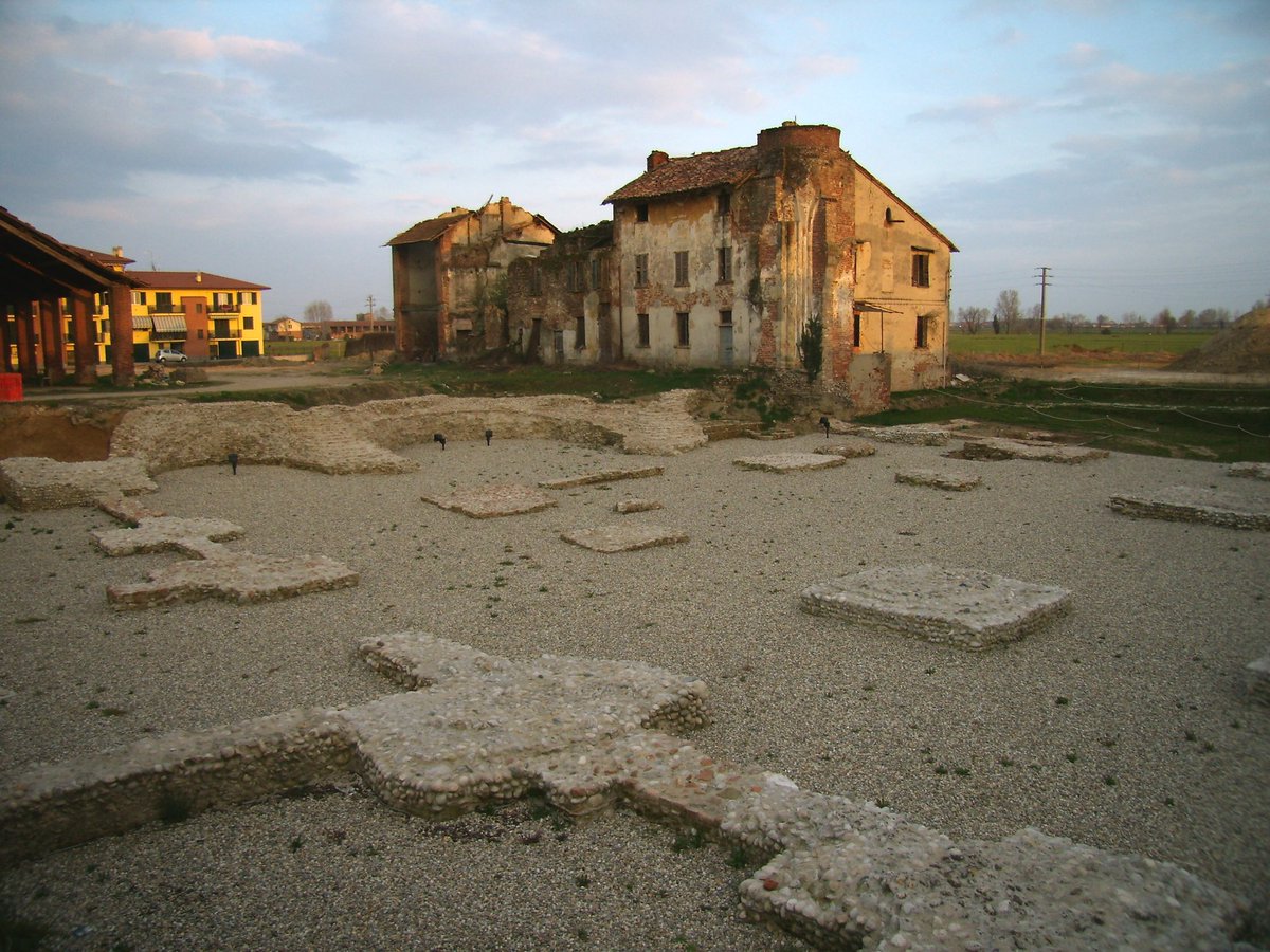 ArchPubUNISI's tweet photo. Gli studenti oggi hanno espresso le loro idee su come pianificare la #comunicazione e #valorizzazione di un sito archeologico. 
Nelle foto, tra alcuni esempi presi in considerazione, anche chi la comunicazione la "mastica" come @OpenSalapia e @ArcheoPilastri https://t.co/IpcDqmtxQK