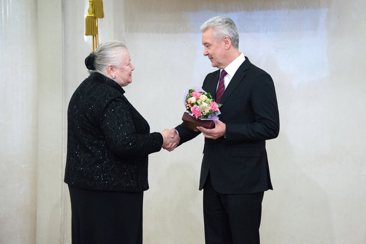 MosSobyanin's tweet image. За талант и преданность искусству наградили деятелей культуры. В их числе артисты "Мастерской Петра Фоменко", театров "У Никитских ворот" и на Таганке. Отдельно отметили одного из старейших сотрудников Пушкинского музея Наталью Ивановну Михайлову за 50 лет плодотворной работы.