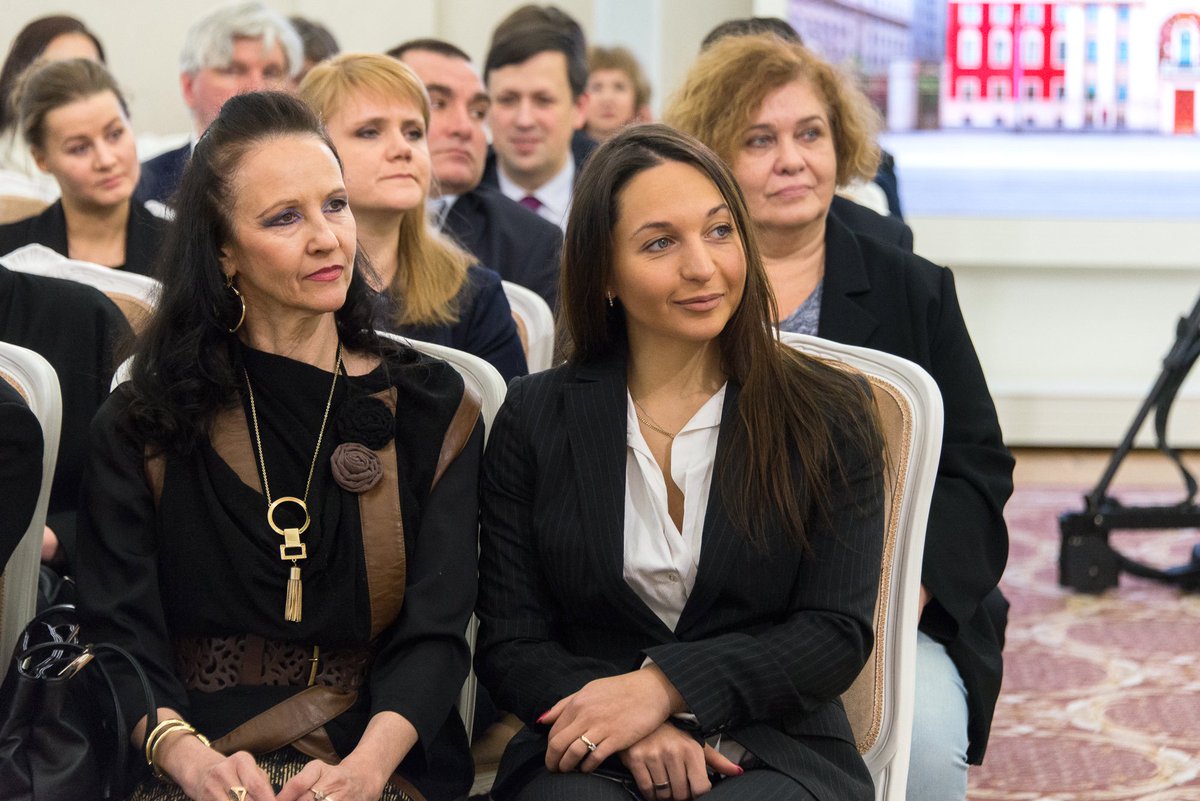 MosSobyanin's tweet image. За талант и преданность искусству наградили деятелей культуры. В их числе артисты "Мастерской Петра Фоменко", театров "У Никитских ворот" и на Таганке. Отдельно отметили одного из старейших сотрудников Пушкинского музея Наталью Ивановну Михайлову за 50 лет плодотворной работы.