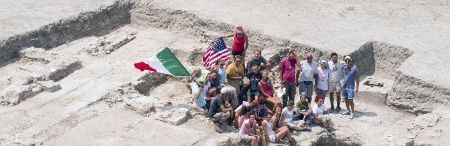 Gli studenti oggi hanno espresso le loro idee su come pianificare la #comunicazione e #valorizzazione di un sito archeologico. 
Nelle foto, tra alcuni esempi presi in considerazione, anche chi la comunicazione la "mastica" come <a href="/OpenSalapia/">OpenSalapia</a> e <a href="/ArcheoPilastri/">TerramaraPilastri</a>