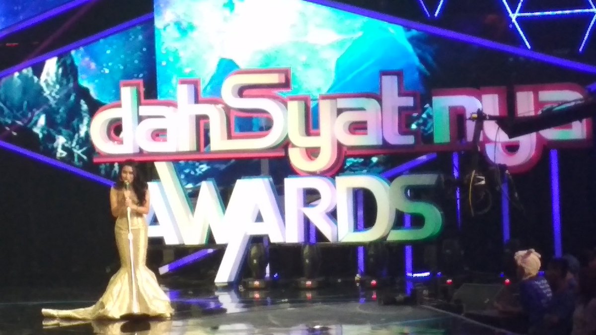 OfficialRCTI's tweet photo. Hayoo siapa disini yang nungguin Ayu Ting Ting tampil ? 😍
#dahSyatnyaAwards2018 https://t.co/p1eT5OQRCV