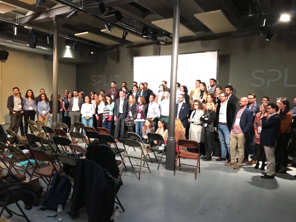 SplioEs's tweet photo. Así ponemos fin al #CED18, tod@s en el escenario, como protagonistas de este éxito y cargados de muchas ideas novedosas para poner en marcha en nuestras organizaciones. ¡Gracias a tod@s! https://t.co/n56WztdHnP
