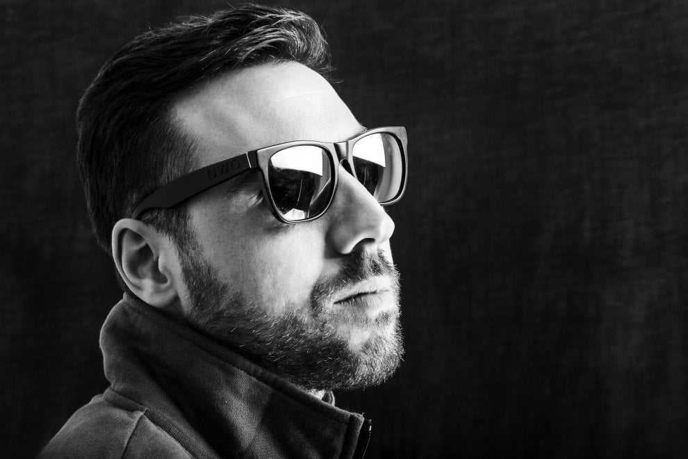 Webnotte's tweet photo. #WebnotteRewind Un romantico @COEZMUSIC da riascoltare insieme. Ecco 'Faccio un casino'.
Il ritratto è di #GiovanniCanitano https://t.co/1yxCU8djkm https://t.co/w933qwNjPh
