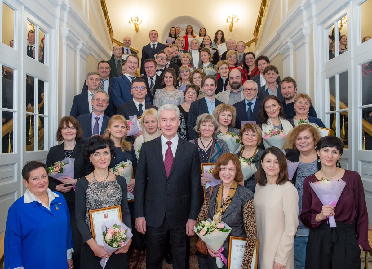 MosSobyanin's tweet image. За талант и преданность искусству наградили деятелей культуры. В их числе артисты "Мастерской Петра Фоменко", театров "У Никитских ворот" и на Таганке. Отдельно отметили одного из старейших сотрудников Пушкинского музея Наталью Ивановну Михайлову за 50 лет плодотворной работы.