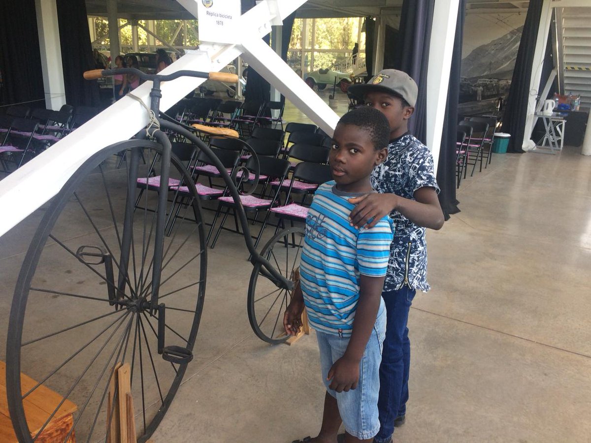 PlanParinacota's tweet photo. Niños y niñas de #VillaParinacota, en compañía de sus familias y @Carabdechile de la 49° Comisaría de Quilicura visitaron esta semana el Museo del Automóvil 🚘🚗 👦👧

¡Villa Parinacota disfrutando el verano con entretenidos panoramas! 🌞 

@IntendenciaRM
@Orrego @ortegahernan https://t.co/xIGAAixrmA