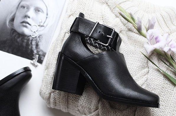 highheels's tweet photo. New shoes added to our warehouse sale
shop here -> https://t.co/qwmOI5OUrE
.
.
.
📷 : “ICESS” from #shellyslondon https://t.co/L65qahENS7