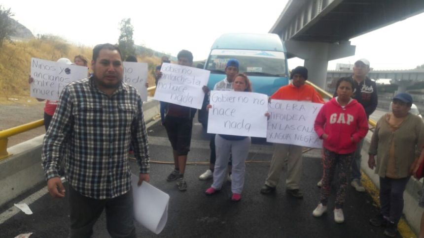 SN_EdoMex's tweet photo. #ÚltimaHora Manifestantes de la colonia #ElMolino en #Ixtapaluca bloquean la #México - #Puebla por la inacción del gobierno municipal tras las afectaciones provocadas por las lluvias https://t.co/JAJ5eE9cZo