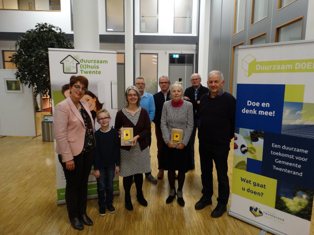 gemtwenterand's tweet photo. Familie Wichers en Petter uit #Twenterand lieten zich adviseren door de wooncoaches van @DuurzaamTT tijdens de Twenterandse maand van de Duurzaamheid. Zij wonnen daarmee een duurzame oplader #DuurzaamDoen https://t.co/K8UxXsgMZH https://t.co/h7by42vWlm