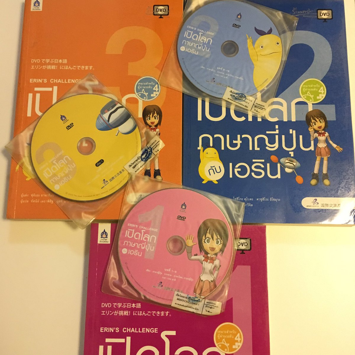 japandeeproduct's tweet photo. เปิดโลกภาษาญี่ปุ่นกับเอริน เนื้อหาเหมาะสำหรับคนที่สอบผ่านระดับ 4 ค่ะ มีCD ทุกแผ่นค่ะ

ซื้อมาแล้วไม่ได้อ่าน ไม่มีรอยเขียนเลย แต่เก่าเก็บหน่อยค่ะ ปกติเล่มละ 300 บาท แต่เราขอส่งต่อแบบเป็นเซ็ต 3 เล่ม ราคา 630 บาท รวมค่าส่งค่ะ #ภาษาญี่ปุ่น #วัดระดับภาษาญี่ปุ่น #日本語 #หนังสือเรียน https://t.co/RT7NmFUuma