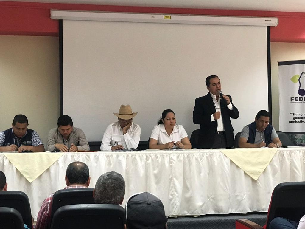 Agricultura_CZ4's tweet photo. [[AHORA]] Autoridades y técnicos del #MAG Manabí, participan de socialización con miembros de #FEDEGAN y #CORPOGAM, en temas de trazabilidad animal, enfermedades  y abigeato en ganado bovino.
#SomosMAG #MejoraTuHato https://t.co/OX86W2OQwj
