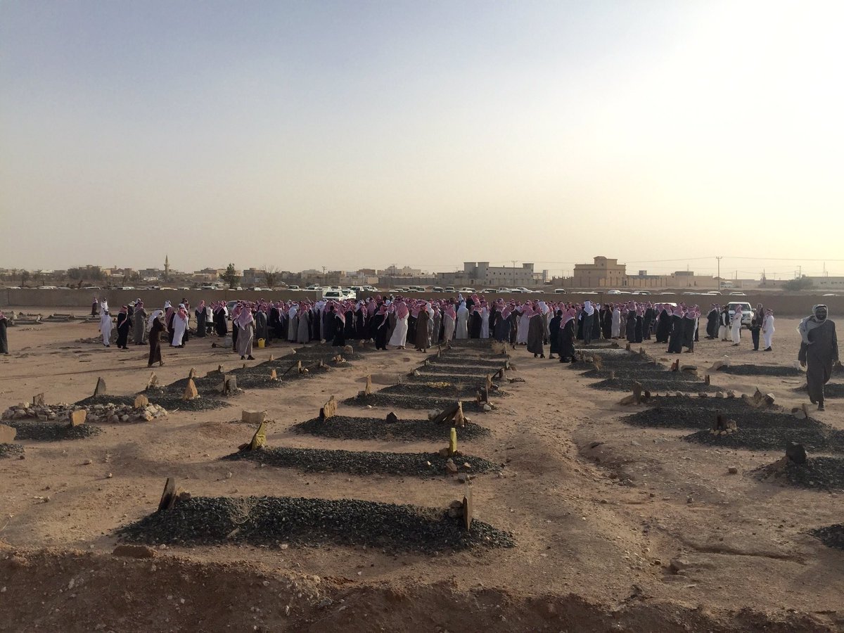 ahmad_almarji's tweet photo. حضورٌ غفير وجمعٌ كثير في جنازة الشيخ عويد الغيداني رحمه الله حيث امتلأ الجامع الكبير وازدحمت الشوارع وتزاحم المشيعون في المقبرة
أسأل الله أن يجعلهم شهداء وشفعاء له يوم القيامة https://t.co/gcCf8ocK1W