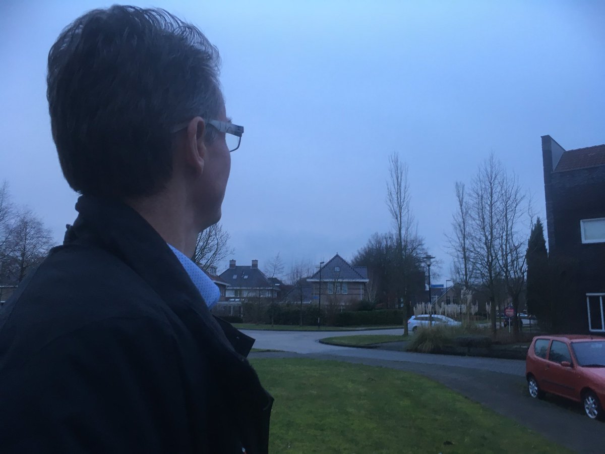 MaaikedeGlee's tweet photo. Wachten op de Boeing747 @OmroepGLD vliegtuig hoeveel geluid zullen we op de grond horen?? #Apeldoorn https://t.co/gEo7hlbZ2h