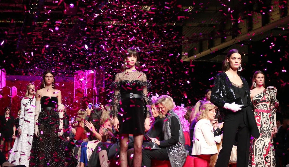 MBFWMadrid's tweet photo. #DINASTY, la visión fuscia de los 80 que @JVbyJorgeVzquez trae a #MBFWMadrid https://t.co/ZWZlM0EdFZ