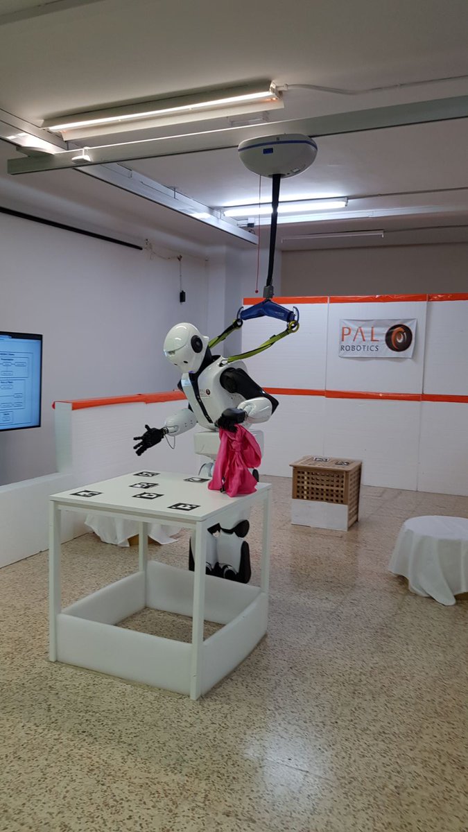 institutemt's tweet image. També van visitar l&apos;empresa @PALRobotics , empresa de robots humanoides. Fins i tot van poder gaudir d&apos;un bon dia d&apos;hivern i mullar-se els peus a la platja! #palrobotics #ErasmusPlus #Granollers