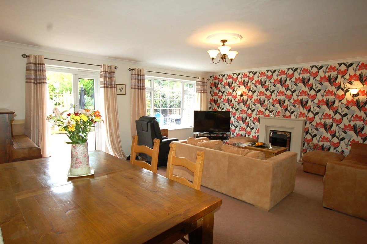 Rona Estate Agents tweet media