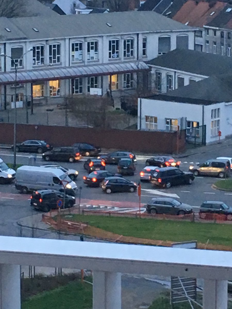 aurelievanhoute's tweet photo. @DanielTermont Wanneer worden hier eens lijnen getrokken? Verschrikkelijk om van de dampoort te komen en naar de appartementen op Dok Noord te geraken... #muurvanautos https://t.co/5t1cANf3s3