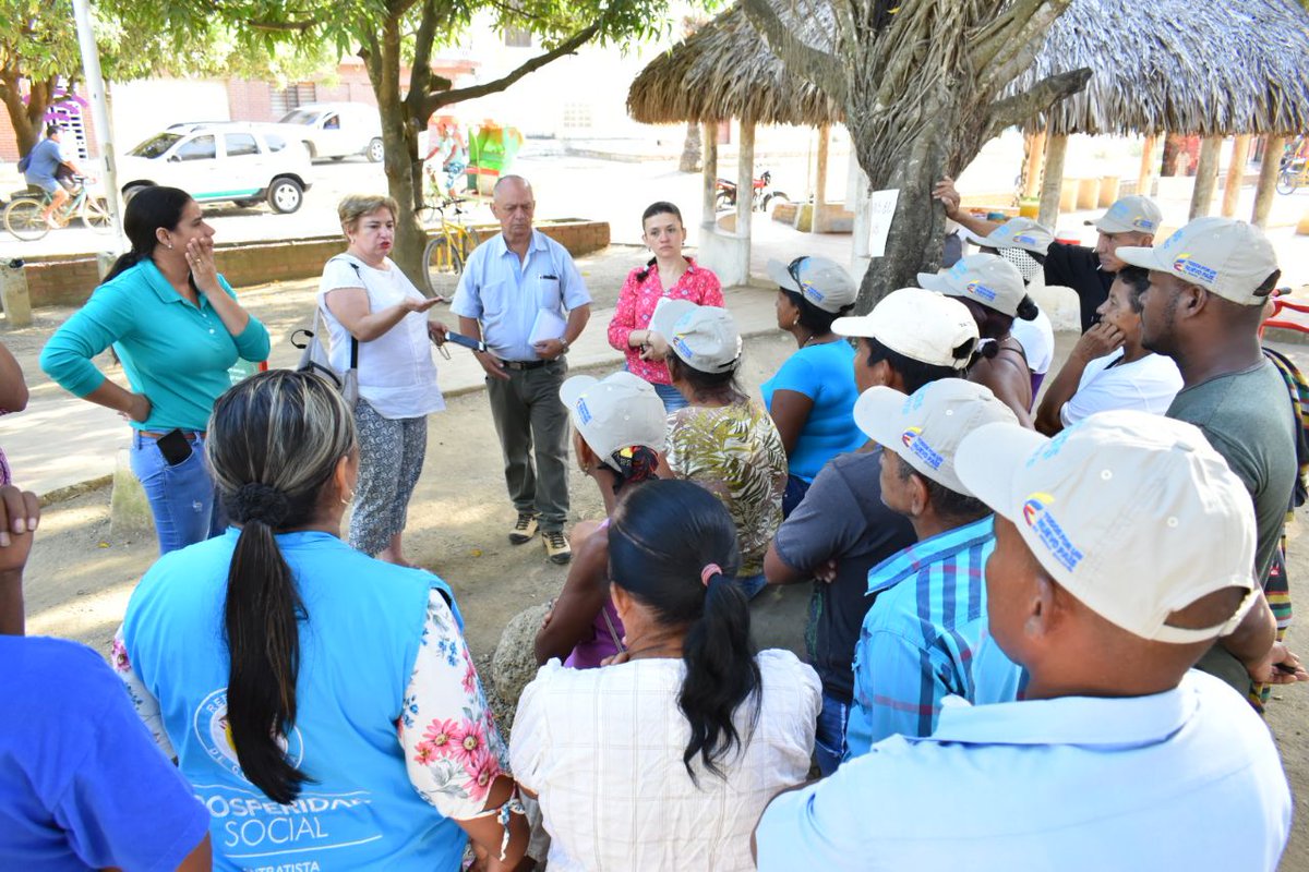 FUPADColombia's tweet photo. Los participantes del programa #FamiliasEnSuTierra en el Sur de Bolivar, están activos y prestos a aportar un granito de arena para reconstruir su territorio mediante #ProyectosComunitarios 🏚️ De esta manera reciben la visita del equipo nacional de @FUPADColombia #Gracias https://t.co/Ske17CpJ0m