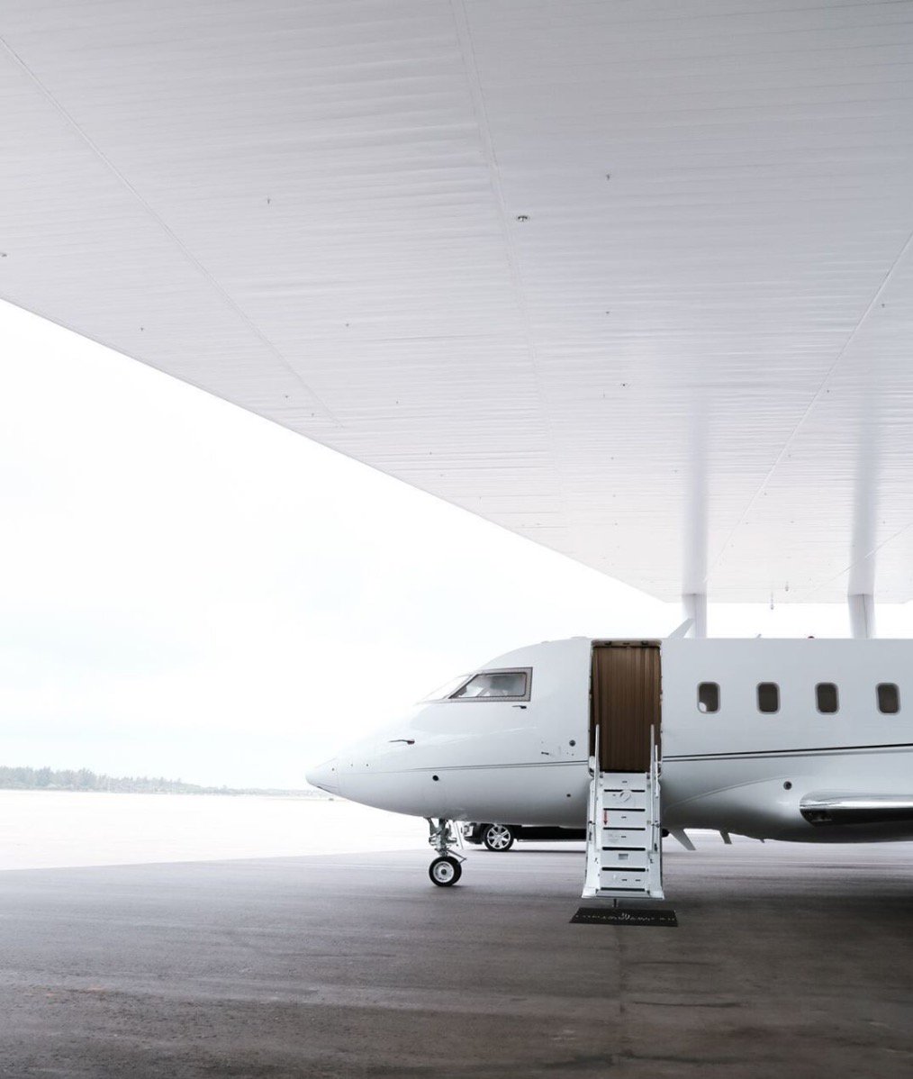 turnberryocean's tweet image. Residents of #turnberryoceanclub will have the privilege of flying with Fontainebleau Aviation.  Flying private has yet to be this elite. #flyfamously