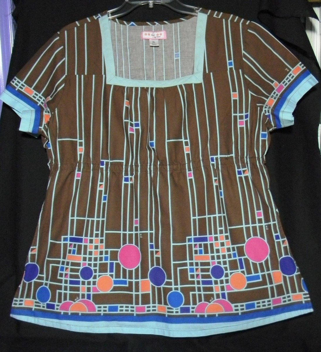Brown Scrubs Top with Colorful Geometric Pattern item.ebay.com/192432960052 Koi Women's Size XL #eBay Marbrasw #nurse #uniform #healthcarefashion