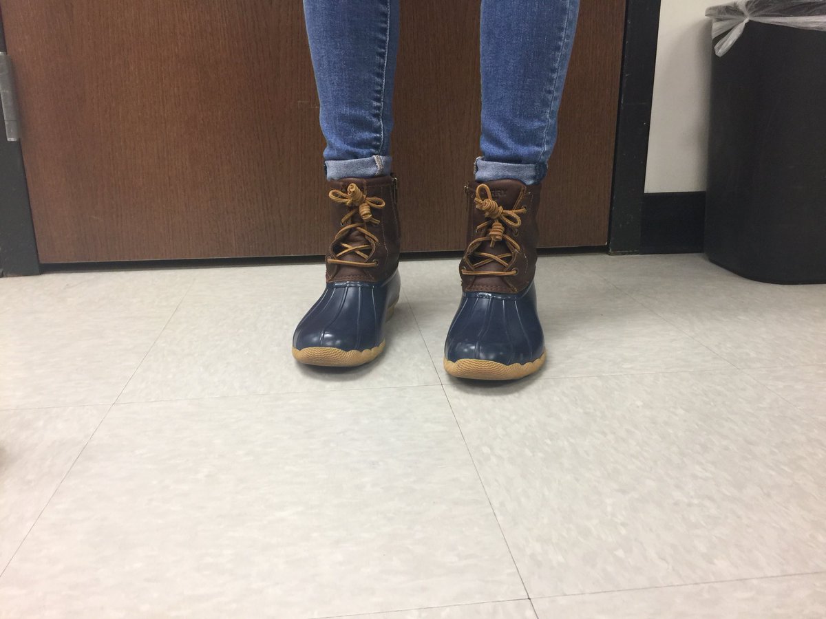 PCassidyWKTN's tweet photo. Did anyone remember to wear their boots today for #StompTheSenators spirit week day! @OHSKnightMedia https://t.co/HvhOuCbewD