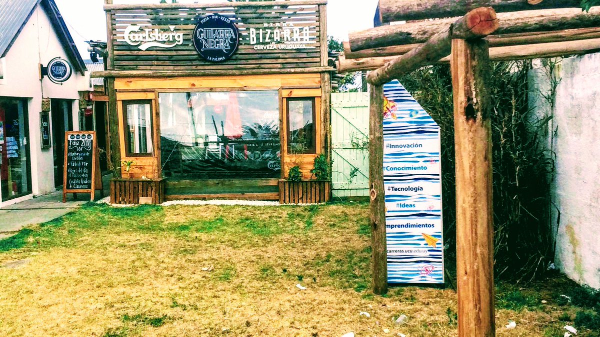 solartotemuy's tweet photo. Seguimos haciendo #veranoSolarTotem . Les mostramos nuestro cargador solar en La Paloma en el resto Guitarra Negra, pasa x allí y carga tu 📲 💯% gratis! @GobiernoRocha @TurismoRocha https://t.co/AbRUMYy49b