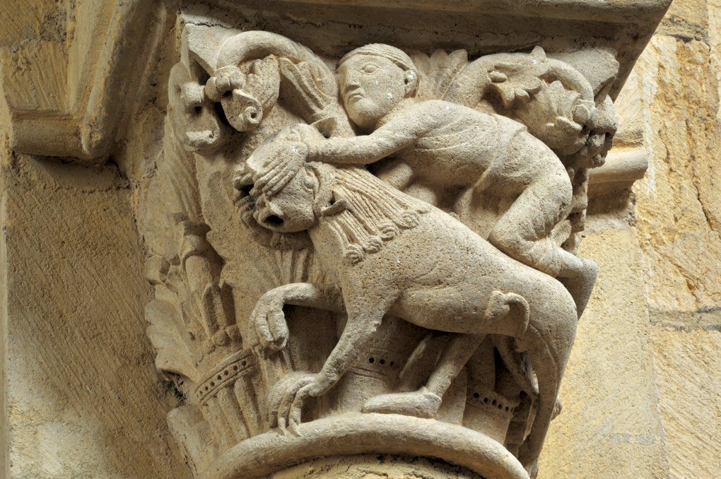 Flanerie_art's tweet photo. Anzy-le-Duc (Bourgogne) Eglise priorale - Chapiteau de la nef : Samson terrassant le lion 1070-1100
Selon la légende biblique, Samson l'enfourche et l'immobilise avec sa jambe gauche, tandis qu'il lui ouvre la gueule, jusqu'à ce que l'animal soit déchiré en deux.
#Eglise #XIIe https://t.co/0qa95zkqZe