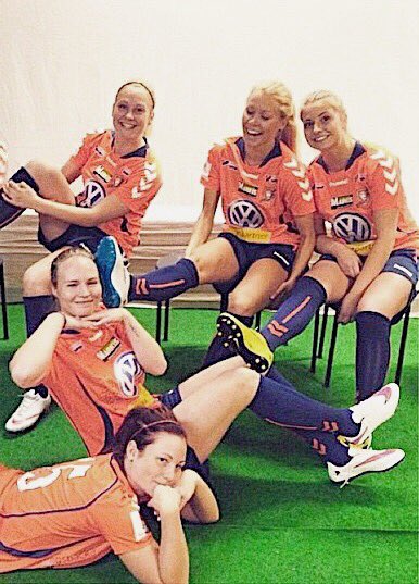 MimmiAsperot's tweet photo. Det här va tider de.. 5 vinnarskallar i samma lag och nästintill slagsmål på träningarna de saknar man @julietstrahl @KarinLundin1 @Siimmoonne @linareinl https://t.co/bQJsig4xWD