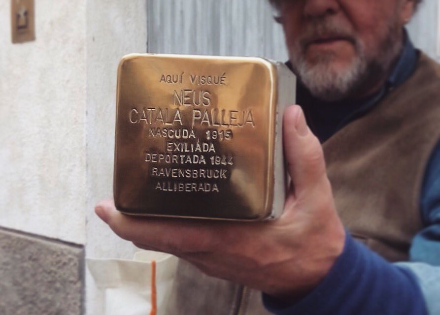 raulromeva's tweet photo. Les víctimes del feixisme mereixen ser rescatades de l’oblit. Per això avui s’ha honorat Neus Català amb aquesta #stolpersteine. I per això, fins dilluns, amb el Memorial Democràtic, se'n col·locaran 67 més arreu de Catalunya. El millor homenatge, el record permanent. https://t.co/JH8R7stxJi