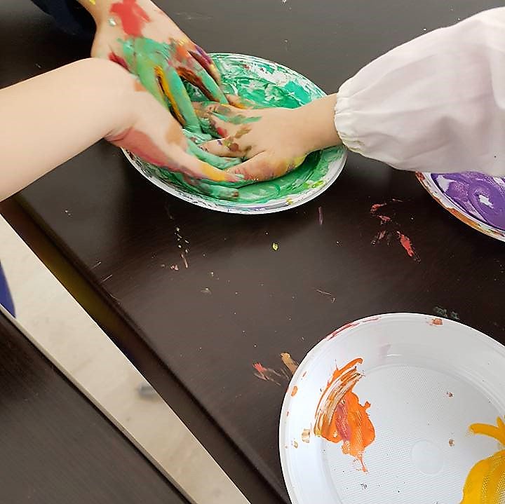 LabUM2017's tweet photo. Mani nei colori! Ogni venerdì, corso di #pittura per bambini (16:30 - 18:30) 🎨🎨🎨
#labum #laboratoriourbano #corsodipittura #colori #pennelli #disegni #matitecolorate #impararegiocando #mani #laboratorio #bambini #divertimento #giochi #WeAreinPuglia #cosebelle https://t.co/juJ9ZBnY8R