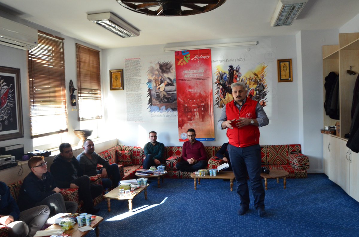 GSB_Balikesir's tweet photo. İl müdürümüz Gençlik Merkezimizde; Stajyer Gençlik Liderleri, Gönüllü Gençler ve Okul Temsilcileri ile hasbihal etti.

@OA_Bak 
@farukozcelikgsb 
@mehbaykan https://t.co/GkzaPjNvkM