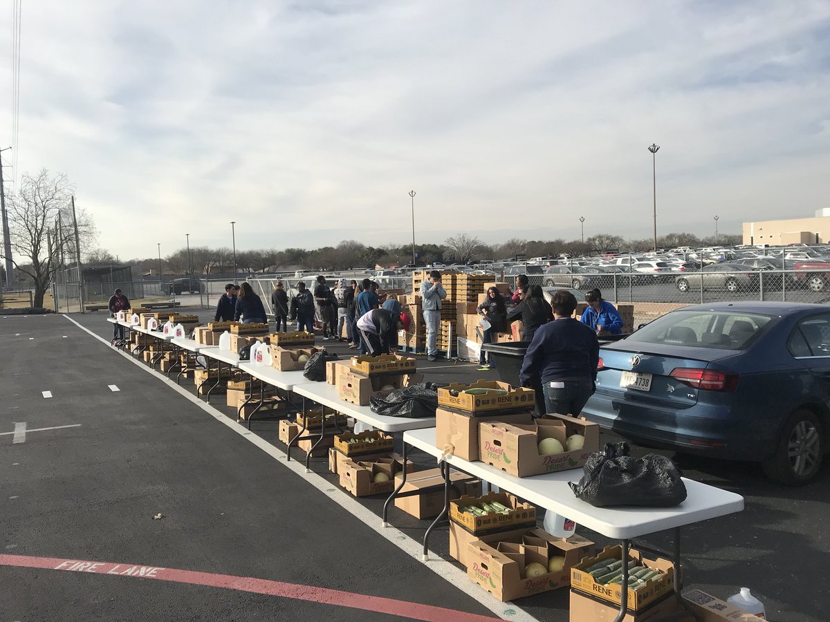 trfamilyspec's tweet photo. @WeAreTRHS students and @CISSanAntonio staff working with @safoodbank to host a mobile food pantry to serve our community #RiderPrideIsAlive @NEISD #neisd360 #neisd https://t.co/yxXiJvUNEh