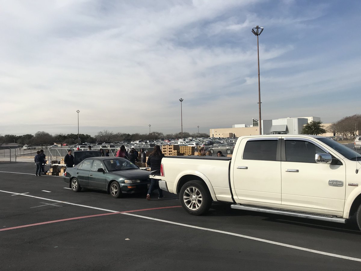 trfamilyspec's tweet photo. @WeAreTRHS students and @CISSanAntonio staff working with @safoodbank to host a mobile food pantry to serve our community #RiderPrideIsAlive @NEISD #neisd360 #neisd https://t.co/yxXiJvUNEh