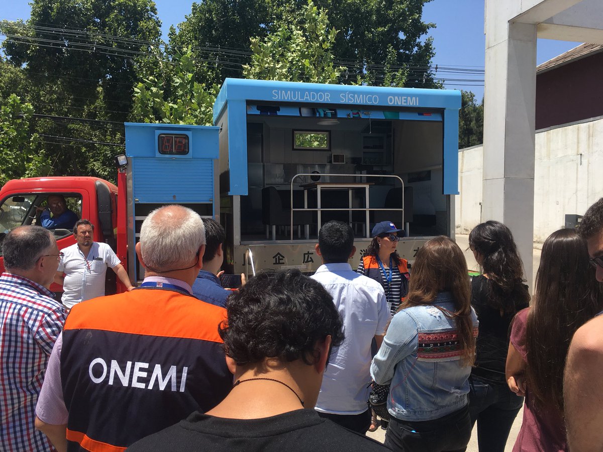 MovidosxChile's tweet photo. Las redes de ayuda humanitaria @RAHCh_CN @InjuvChile y los Movidos en el simulador sísmico de @onemichile . Seguimos aprendiendo y capacitándonos 💪🏼 https://t.co/ruXZia2i8b